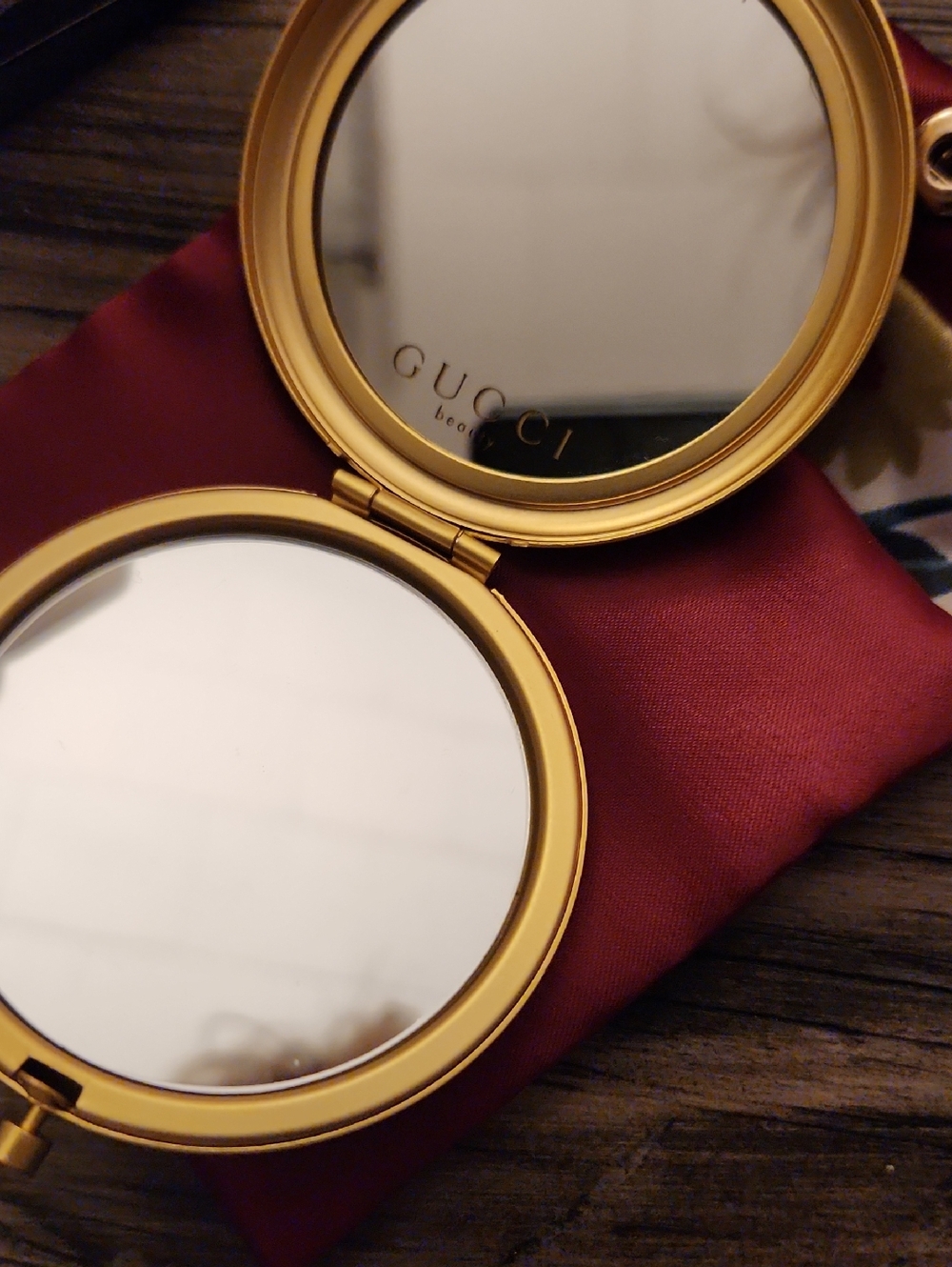 Gucci Floral Compact Mirror Gift With Purchase (GWP) - Picture 6 of 7